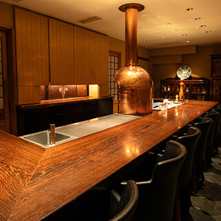 時間を忘れる居心地の良い店内で、料理の味と職人の技を堪能