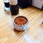 やぶ善 - 蕎麦屋らしい器で提供される"七味"。