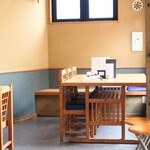 やぶ善 - 玄関入ってすぐ右の大机。