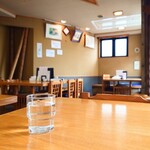 やぶ善 - 玄関辺りの席。