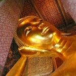 HOCK Shark Fins - ワットポーにて。大寝釈迦仏の前は最高の写真撮影スポット。足の裏にも注目です♪
            