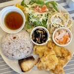 CAFE&SAKEダイニング あらし - 日替わりプレート980円（とり天＆焼き魚・スープ付）