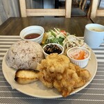 CAFE&SAKEダイニング あらし - 日替わりプレート980円（とり天＆焼き魚・スープ付）
