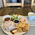 CAFE&SAKEダイニング あらし - 日替わりプレート980円（とり天＆焼き魚・スープ付）