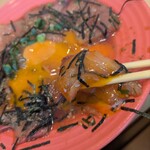 魚琴 - ごま漬けに卵の黄身を絡めて