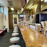 らーめん三周 - カウンター席のみのレトロな空間