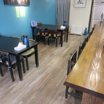 蕎麦 しらいし - カウンター席とテーブル席が３卓有ります♪︎