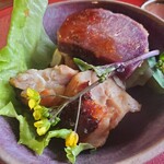 朱の門 - 主菜(鶏肉と紫芋)