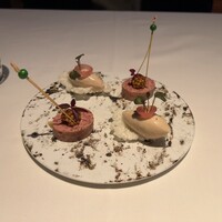 レストラン リューズ - 右:米粉チップ、ツナのムース、赤玉葱のピクルス
                      左:鶏・豚・フォアグラを使ったパテ 粒マスタードのせ