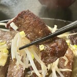 炭焼きびすとろ 肉たらし - 箸アップ