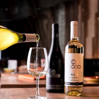 自社オリジナルブランドの牡蠣専用ワインを各種揃えています♪