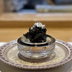 美味いもん屋 わ多なべ - 綺麗な器から爆量のキャビア出てきたwwwそして冒頭の巨大な海老が下敷きにされててワロタwメインはれる食材が下敷きになる店とか凄くねえ？？
      香ばしくてうまうまー。
      キャビア塩気強いから残して日本酒やー。