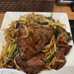 中華ダイニング 多礼 - 別アングルから　　ニラ、もやしと共に大きなレバーがゴロゴロ入ってます。