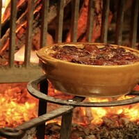レストラン・パッション - お借りしました、白インゲン豆、鴨のコンフィ、豚のすね肉
                ソーセージなどをキャセロール（土鍋）で長時間煮込み
                オーブンで焼いた鍋料理、カスレ。とても美味しいのです。