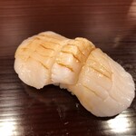 鮨の松由 - 肉厚のホタテ