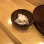鮨の松由 - 酸味と辛味が効いてるガリ。おかわりした。