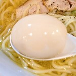 鶏そば カヲル - 鶏そば塩全部のせの大盛りの味玉