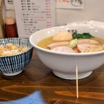 鶏そば カヲル - 鶏そば塩全部のせの大盛り、チーズご飯のチーズ増し増し(1.5倍)