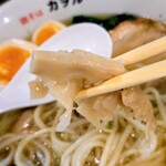 鶏そば カヲル - 鶏そば塩全部のせの大盛りのメンマリフト