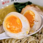 鶏そば カヲル - 鶏そば塩全部のせの大盛りの味玉