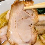 鶏そば カヲル - 鶏そば塩全部のせの大盛りのチャーシューリフト