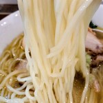 鶏そば カヲル - 鶏そば塩全部のせの大盛りの麺リフト