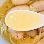 鶏そば カヲル - 鶏そば塩全部のせの大盛りのスープ