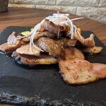 カフェ&バール 1363 - 豚ロースの炭火ロースト（1100円）