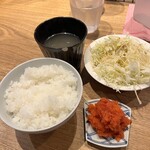 肉と酒 はじめ - ✅200g鉄板焼ハンバーグ¥1.300！
　※ダブル400gは¥1.800
　※ランチはご飯、牛骨スープ、キャベツ千切り
　　明太子、漬物が食べ放題♪
　※現金払いのみ