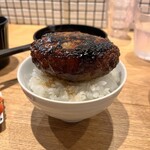肉と酒 はじめ - ✅200g鉄板焼ハンバーグ¥1.300！
　※ダブル400gは¥1.800
　※ランチはご飯、牛骨スープ、キャベツ千切り
　　明太子、漬物が食べ放題♪
　※現金払いのみ