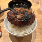 肉と酒 はじめ - ✅200g鉄板焼ハンバーグ¥1.300！
　※ダブル400gは¥1.800
　※ランチはご飯、牛骨スープ、キャベツ千切り
　　明太子、漬物が食べ放題♪
　※現金払いのみ