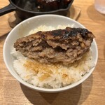 肉と酒 はじめ - ✅200g鉄板焼ハンバーグ¥1.300！
　※ダブル400gは¥1.800
　※ランチはご飯、牛骨スープ、キャベツ千切り
　　明太子、漬物が食べ放題♪
　※現金払いのみ