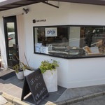 Cocona - 小さなお店です。店外には行列が。