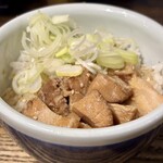 らーめん山頭火 - チャーシュー丼@350円  半分ネギ。しかも白いのそのままなので辛い。全部ラーメンスープにリリースして完食。チャーシューが美味いのがせめてもの救い