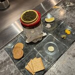 atelier 森本 XEX 鉄板 - キャビア　オシェトラ　ライ麦ブリニ添え