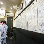 麺屋 丈六 - 壁には色紙がﾋﾞｯﾁｼ