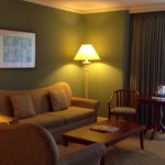 Sheraton Waikiki - 寝室の隣には広々としたリビングルーム