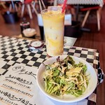 スープカリーシーエス - マンゴーラッシー&サラダ