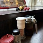 とんかつ とん吉 - 卓上のソースや岩塩