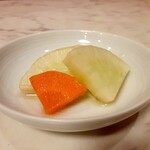 中華そば 東光 - 注文後、お漬け物が出てきました。てっきり甘酢か酢の物かと思っていたら、酸味全然無し！