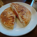 カフェ・ミケランジェロ - 2009/12 大晦日　フォカッチャ・プロジュット（生ハム、モッツァレラチーズ・トマト入り）