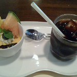 マンゴープリンとアイスコーヒー