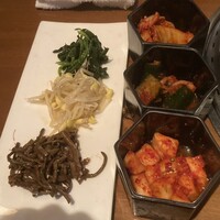 生粋 - 左：ナムル三種　右：キムチ三種