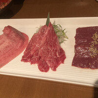 生粋 - 左：タン昆布／中央：赤身（肩ロース）／右：ハツ