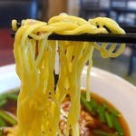 Bimisen - 中細麺は、加水率が低めで、固めの茹で加減