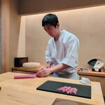 恵比寿 えんどう - 大将が「まぐろ」をさばかれます