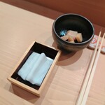 恵比寿 えんどう - ガリと小手拭きが置かれ「握り」が始まります