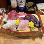 寿司と焼き鳥 大地 草加店 - 刺身5種盛り。