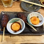 寿司と焼き鳥 大地 草加店 - 手ごねつくね（月見）