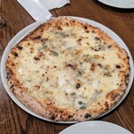 ステッラ - チーズのピザ、蜂蜜と合わせて食べると更に美味しかった！
